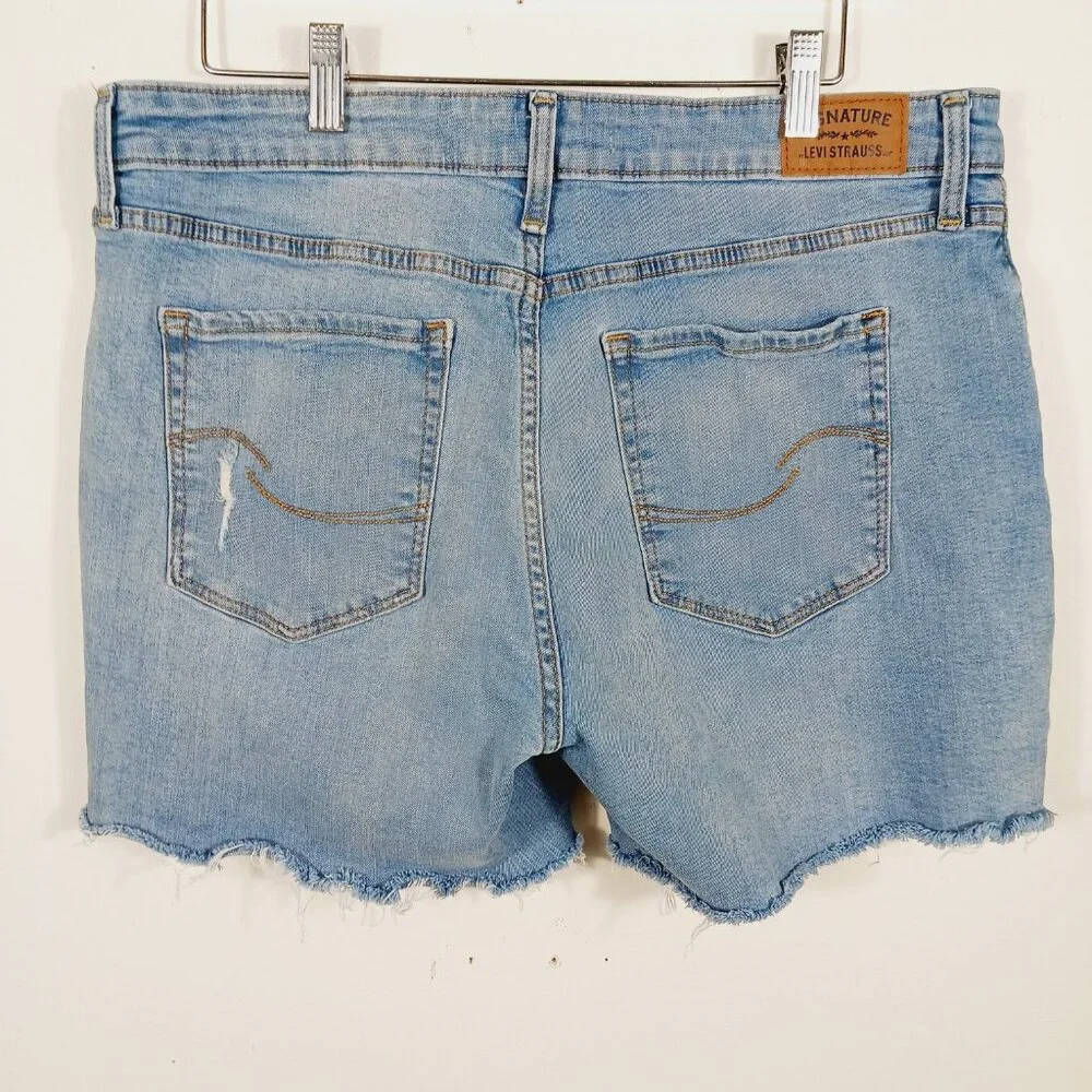 Levi's Signature Mid Rise Denim Jean Shorts, Lt. Wash, Distressed  Size 12 - W31 - Picture 7 of 15